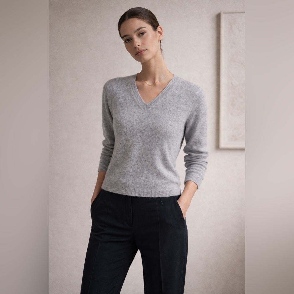 Peck & Peck Light Gray Cashmere V-Neck Sweater Editorial Size M